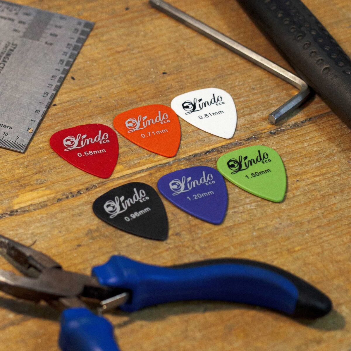 lindo-eco-plectrums-acoustic-electric-guitar-bench