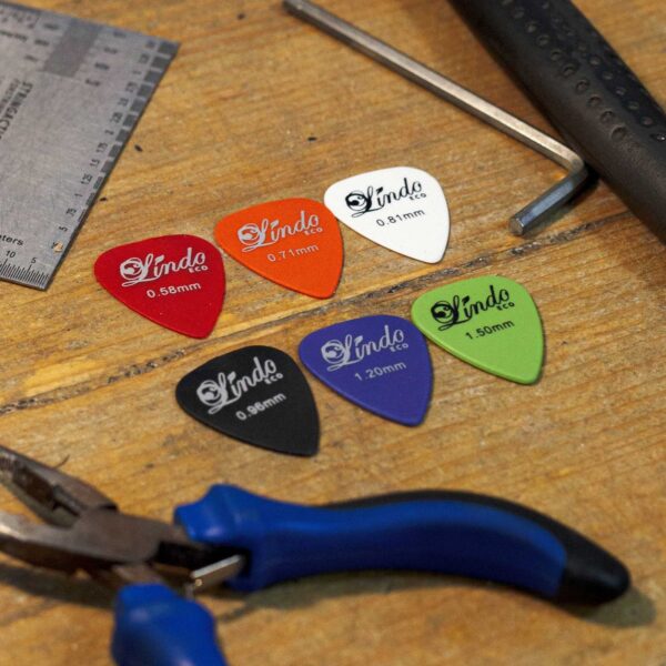lindo-eco-plectrums-acoustic-electric-guitar-bench