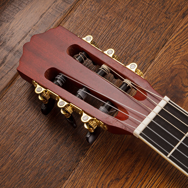 Lindo-Left-Handed-960CEQ-Electro-Acoustic-Classical-Guitar-Headstock