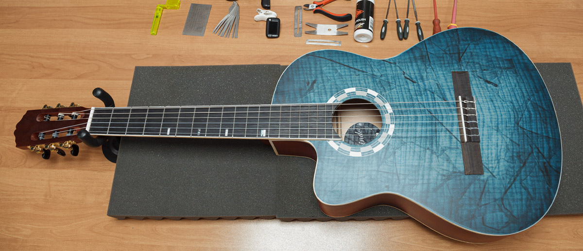 Lindo-Left-Handed-960CEQ-Electro-Acoustic-Classical-Guitar-Setup