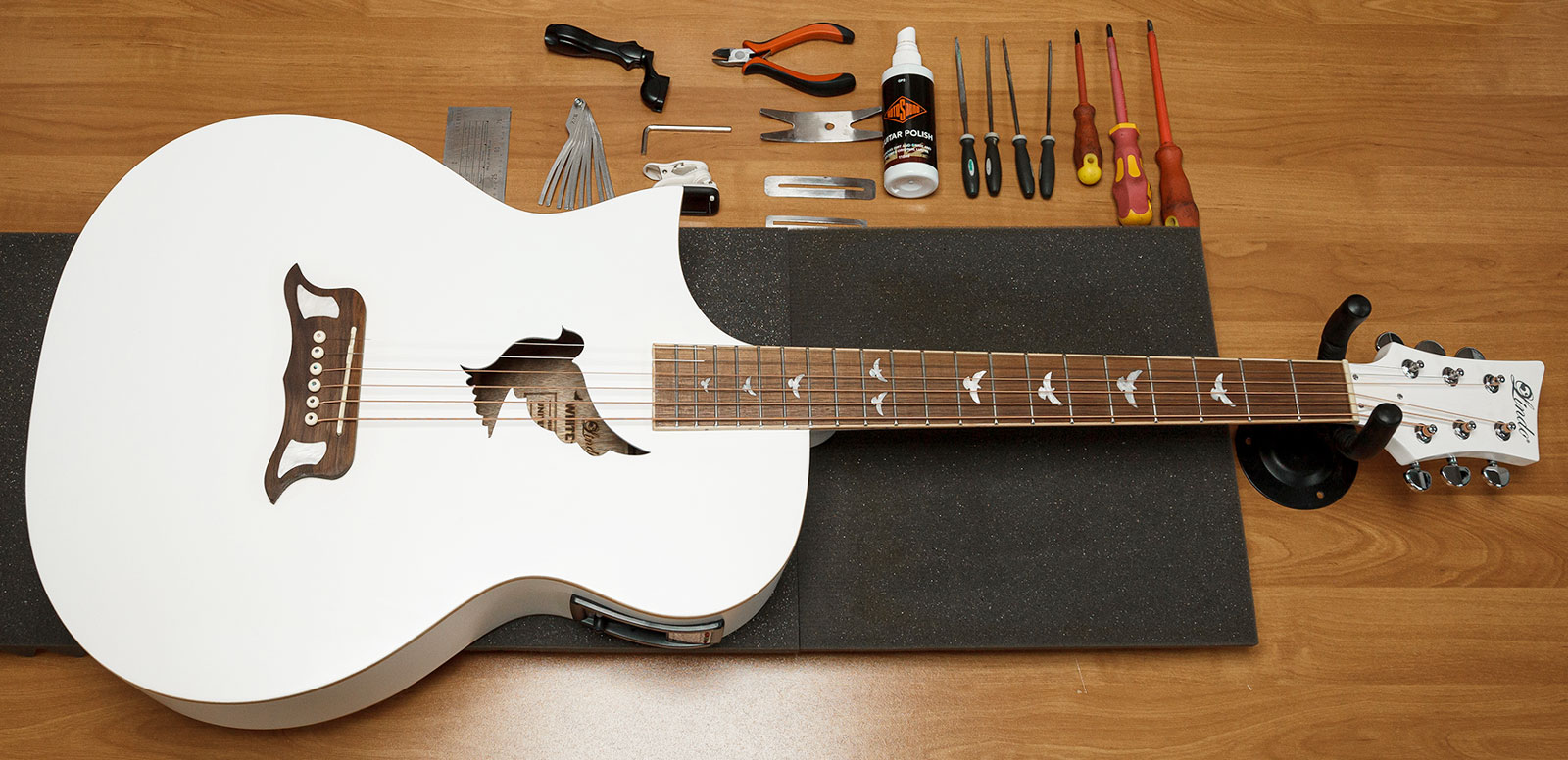 Lindo-Left-Handed-White-Dove-V2-Electro-Acoustic-Guitar-Setup