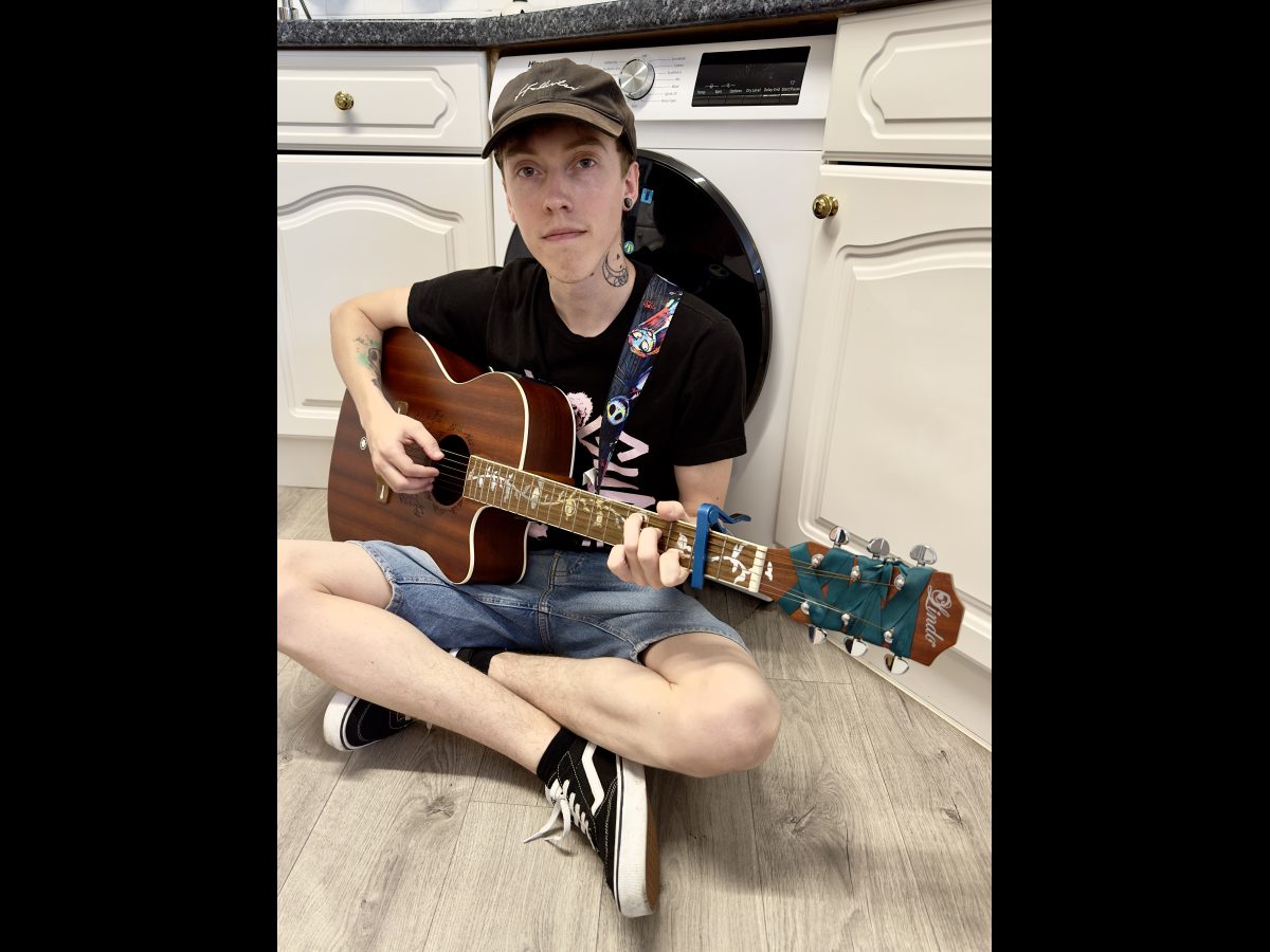 LINDO FEELING ELECTRO ACOUSTIC GUITAR