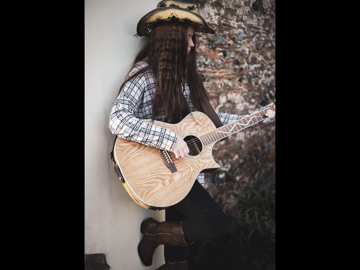 Lindo Slim SE Electro Acoustic Guitar